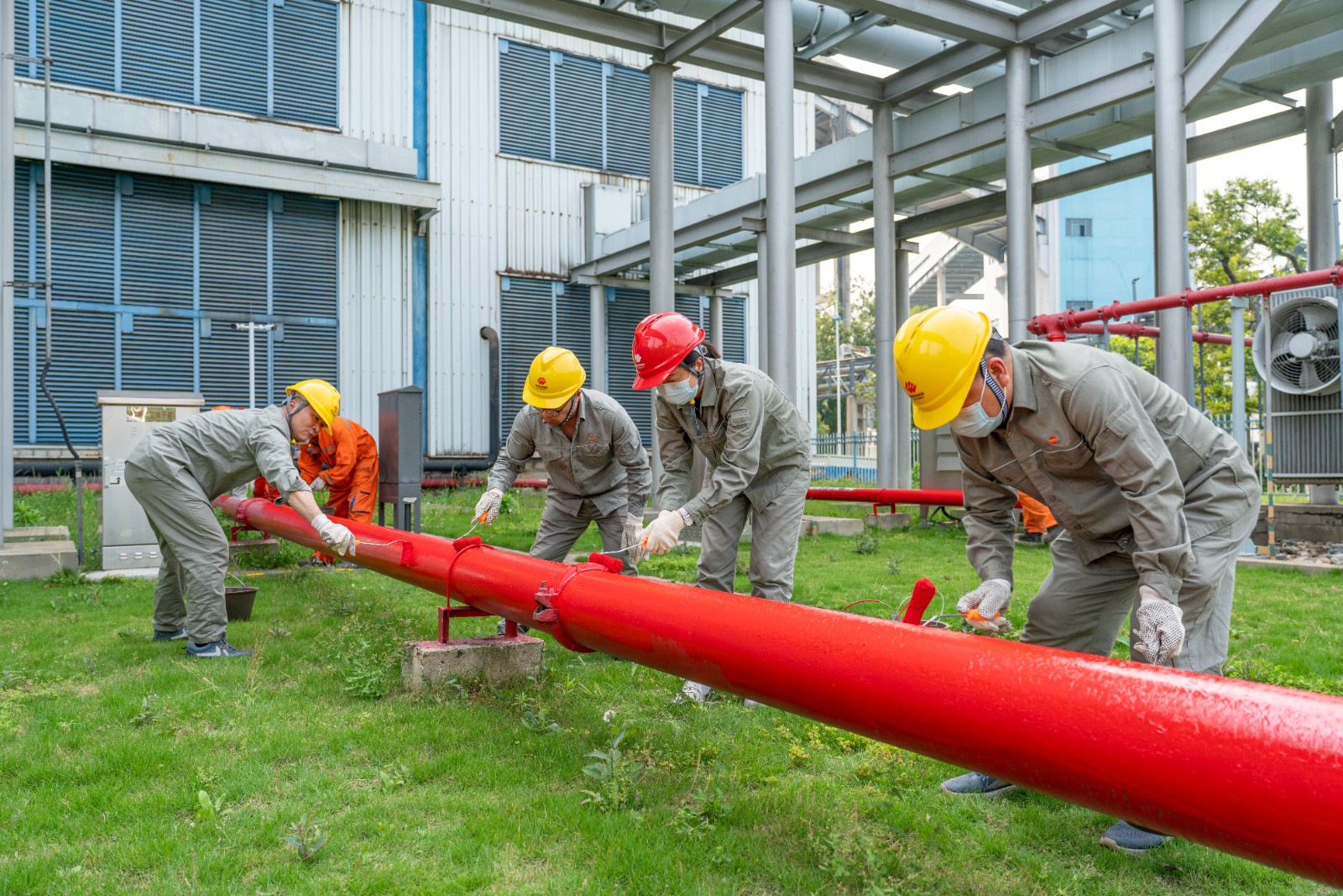 圖為公司黨員參加“助力現(xiàn)場(chǎng)文明生產(chǎn)”主題黨日活動(dòng)現(xiàn)場(chǎng)