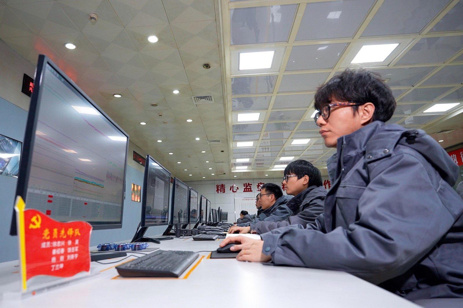 圖為機(jī)組C級(jí)檢修后黨員先鋒隊(duì)奮戰(zhàn)在調(diào)試第一線