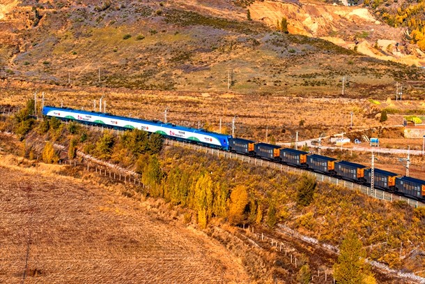 圖為國能號(hào)24軸機(jī)車牽引萬噸列車疾馳在公司神朔線