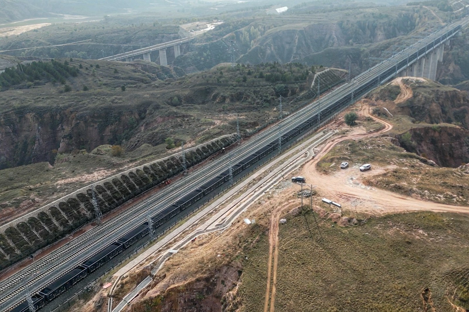 圖為暖水站至納林川站間的鐵路線路