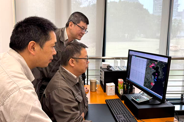 圖為計劃營銷人員協(xié)商煤船調(diào)運事宜