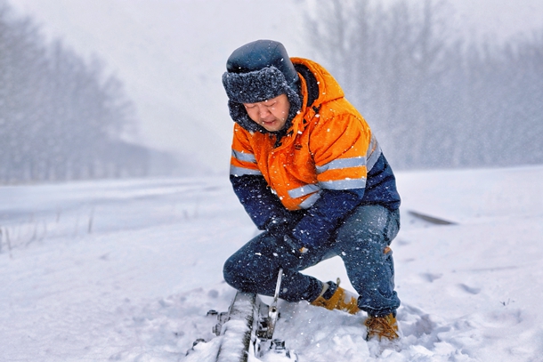 3.圖為李長(zhǎng)亮正在緊固鋼軌絕緣螺栓