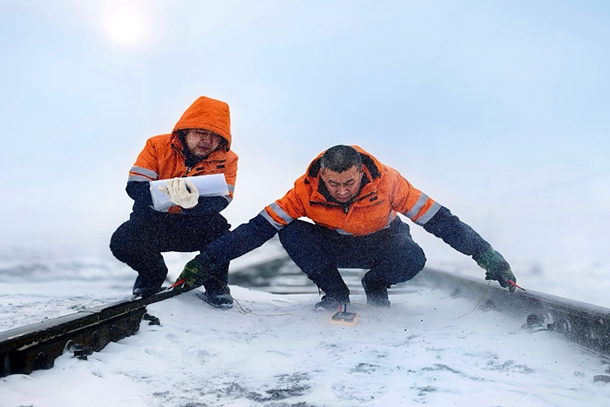 2.圖為李長(zhǎng)亮和孫會(huì)立正在測(cè)量軌道電壓