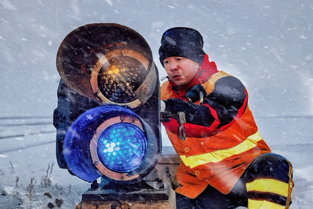 4.圖為劉雁軍正在檢修信號(hào)機(jī)